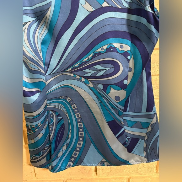 ANN TAYLOR 100% Silk abstract design top. Never worn. Excellent pre-owned. - Picture 7 of 9